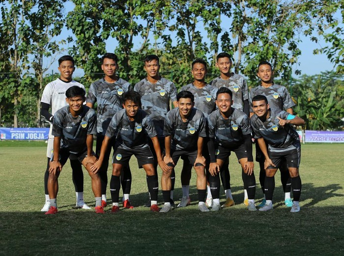 Penggawa PSIM Jogja saat laga uji coba melawan Pakem Management di Lapangan Purwobinangun, Kabupaten Sleman, Jumat (19/7/2024).