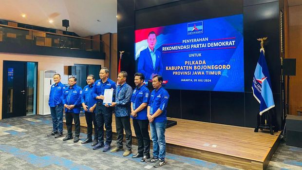 Penyerahan rekomendasi maju Pilbup Bojonegoro di Kantor DPP Demokrat.