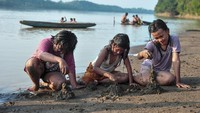 Menurut warga, debit air sungai terpanjang di Sumatera yang melewati desa itu menyusut hingga sejauh 50 meter dalam sepekan terakhir dan dimanfaatkan sebagian warga untuk tempat bermain.