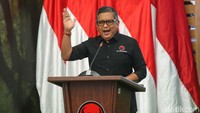 Sekjen PDI Perjuangan Hasto Kristiyanto menyampaikan sambutanya dalam diskusi di DPP PDIP Jakarta.