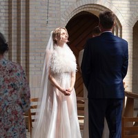 Pernille mengatakan busana itu adalah gaun pengantin impiannya. Demi tampilan sesuai keinginan, ia mengaku mencari bahan hingga ke Prancis dan Inggris untuk menemukan organza sutera yang tidak terkesan murah. Busana itu dijahitnya sendiri dan butuh waktu 50 jam. Foto: Instagram Pernille Rosenkilde