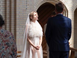 Gaya Pengantin Jadi Kontroversi, Gaun Transparan dan Pakaian Dalam Terlihat