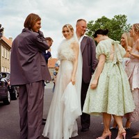 Selain bagian rok menerawang, gaunnya juga dimeriahkan dengan aksen bulu di bagian dada. Perpaduan tersebut disebut merupakan favoritnya.Aku suka mengenakan bulu-bulu dan bahan menerawang. Tapi aku juga menginginkan dress yang elegan, berkelas, dan sedikit seksi, tambah Pernille. Foto: Instagram Pernille Rosenkilde