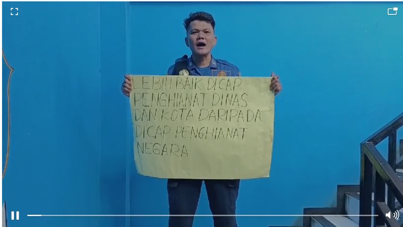 Petugas Damkar Depok, Sandi.