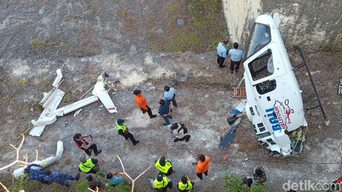 Petugas KNKT saat melakukan investigasi terkait helikopter jatuh di kawasan Pantai Suluban, Desa Pecatu, Kecamatan Kuta Selatan, Badung, Bali, Sabtu (20/7/2024). (Foto: Aryo Mahendro/detikBali)