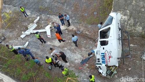 Petugas KNKT saat melakukan investigasi terkait helikopter jatuh di kawasan Pantai Suluban, Desa Pecatu, Kecamatan Kuta Selatan, Badung, Bali, Sabtu (20/7/2024). (Foto: Aryo Mahendro/detikBali)