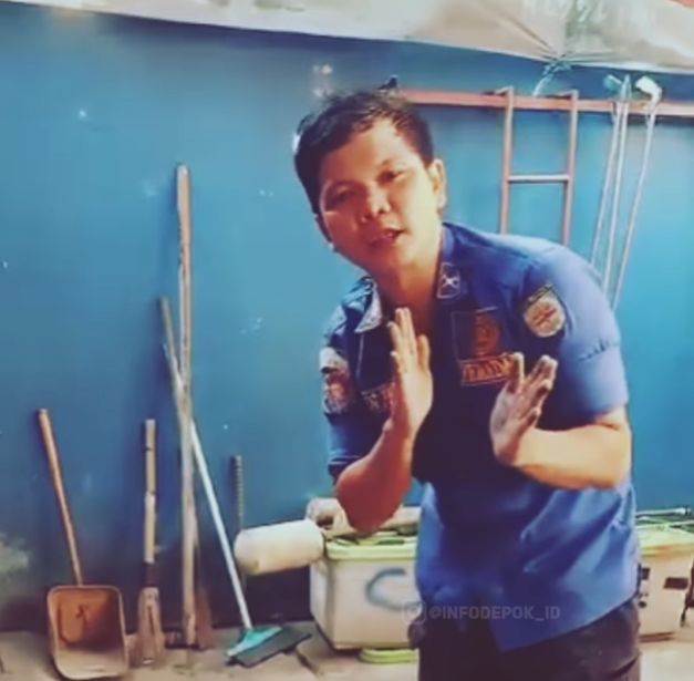 Seorang petugas Pemadam Kebakaran (Damkar) Depok, Sandi Butar Butar, harus berurusan dengan atasan setelah videonya viral mengkritik alat operasional rusak.