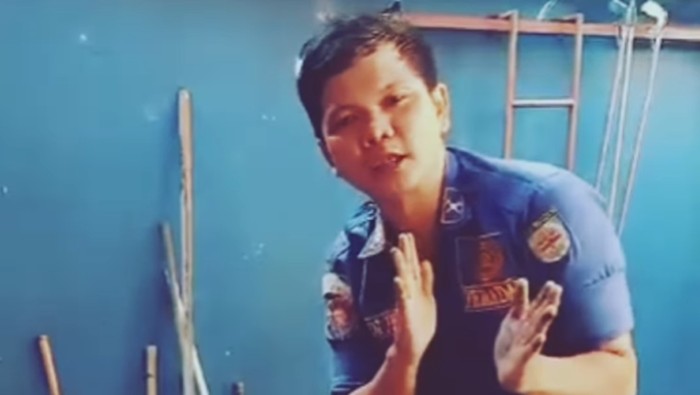 Seorang petugas Pemadam Kebakaran (Damkar) Depok, Sandi Butar Butar, harus berurusan dengan atasan setelah videonya viral mengkritik alat operasional rusak.