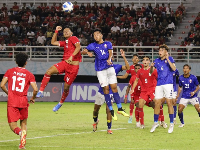 Pesepak bola Timnas Indonesia Kadek Arel Priyatna (4) berebut bola di udara dengan pesepak bola Timnas Kamboja Chihin Vennin (14) dalam pertandingan penyisihan Grup A Piala ASEAN U-19 Boys Championship atau AFF U-19 di Stadion Gelora Bung Tomo, Surabaya, Jawa Timur, Sabtu (20/7/2024). ANTARA FOTO/Rizal Hanafi/sgd/tom.