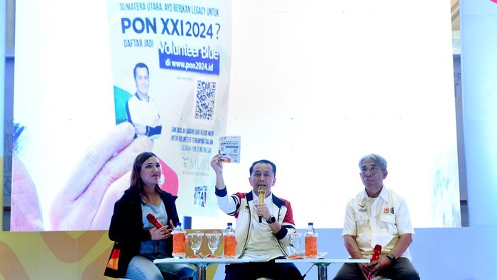 Pj Gubsu Agus Fatoni (tengah)