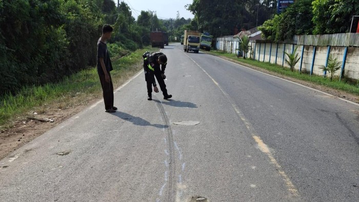 Polisi saat mengevakuasi dan Olah TKP kecelakaan dua PNS Lapas Sabak di Jalan Lintas Sabak-Jambi