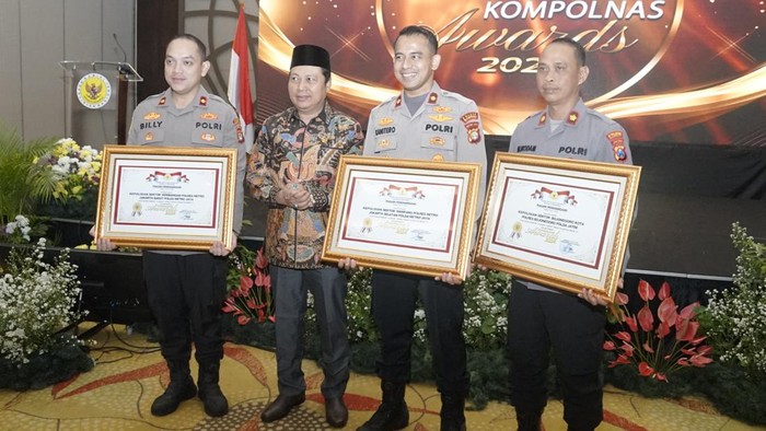 Polsek Bojonegoro menerima penghargaan dari Kompolnas Award 2024.