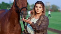 Berdasarkan unggahan di Instagram, Mahra nampaknya senang dengan kuda.   