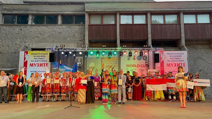 Puluhan siswa SMA Labschool Kebayoran Jakarta menyabet gelar Grandprix pada lomba International Youth Festival of Music and Arts-Muses 2024 di Bulgaria. (Dok. istimewa)