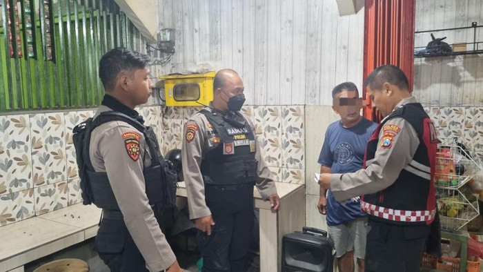 Razia miras di Kota Pasuruan mengamankan 2 pemilik toko yang ketahuan menjual miras ilegal.