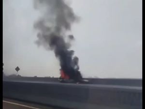 Penampakan Mobil Terbakar di Tol MBZ Arah Cikampek