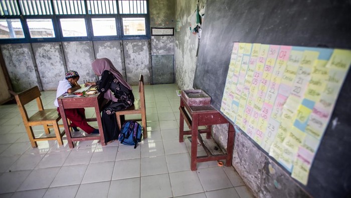 Seorang guru memberikan pelajaran kepada siswa kelas I di SD Negeri Sampurna 2, Kecamatan Jejangkit, Kabupaten Barito Kuala, Kalimantan Selatan, Sabtu (20/7/2024). Sekolah tersebut terancam ditutup karena kekurangan siswa akibat kurangnya peserta didik baru di daerah setempat dan hanya memiliki total siswa sebanyak 16 orang dari seluruh tingkat dengan tenaga pendidik tujuh orang. ANTARA FOTO/Bayu Pratama S/aww.