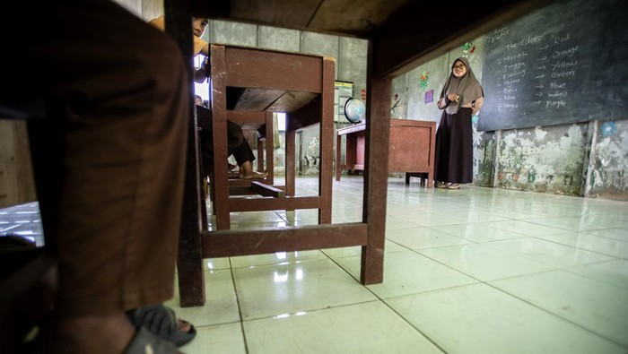 Seorang guru memberikan pelajaran kepada siswa kelas I di SD Negeri Sampurna 2, Kecamatan Jejangkit, Kabupaten Barito Kuala, Kalimantan Selatan, Sabtu (20/7/2024). Sekolah tersebut terancam ditutup karena kekurangan siswa akibat kurangnya peserta didik baru di daerah setempat dan hanya memiliki total siswa sebanyak 16 orang dari seluruh tingkat dengan tenaga pendidik tujuh orang. ANTARA FOTO/Bayu Pratama S/aww.