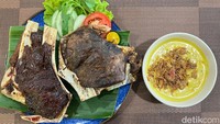 Kalau mau mencoba sensasi berbeda, bisa pesan Rahang Tuna Goreng Tokoru. Disajikan dengan saus spesial yang berbahan dasar santan. Rasanya gurih, tekstur sausnya juga kental, dan enak dimakan dengan daging tunanya. Foto: Detikcom / Atiqa Rana