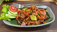 Sebagai pilihan lain, kamu bisa mencoba cakalang rabe bibir. Berupa olahan ikan cakalang fufu yang telah diasapi, kemudian dimasak dengan tambahan cabai, tomat, dan bawang. Foto: Detikcom / Atiqa Rana