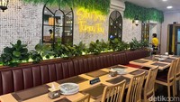 Restorannya punya area makan yang cukup luas dan full AC. Interiornya juga tidak membosankan dan suasana nyaman untuk makan bersama keluarga dan teman. Foto: Detikcom / Atiqa Rana