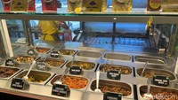 Kamu bisa memesan paket nasi dengan lauk ini atau bisa juga pesan per porsi. Satu porsinya cukup banyak, bisa untuk 2 sampai.3 orang. Harga menu makannya juga dibanderol mulai dari Rp 50.000 an. Foto: Detikcom / Atiqa Rana