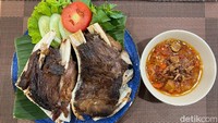 Rahang Tuna Goreng Bumbu Rica (Rp 99.000) ini tidak boleh dilewatkan. Dagingnya lembut dan tebal, ditambah bumbu sambal rica yang pedasnya menggetarkan lidah. Foto: Detikcom / Atiqa Rana