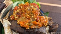 Selain rahang tuna goreng, ada juga Rahang Tuna Bakar Bumbu Rica (Rp 99.000). Tuna bakarnya punya daging yang lebih renyah kering. Cocok dipadukan dengan sambalnya yang pedas gurih. Foto: Detikcom / Atiqa Rana