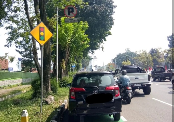 Sejumlah mobil kedapatan parkir sembarangan di Jalan Raya Pajajaran sekitar Terminal Baranangsiang, Kota Bogor, Jawa Barat. Padahal, di area itu terdapat rambu larangan parkir (Foto: Tangkapan layar instagram @bogordailynews)