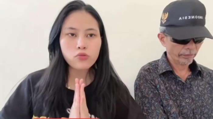 Seleb TikTok Ayu Sinjai meminta maaf atas videonya ngonten dari sunroof mobil di Jembatan Suramadu yang viral.