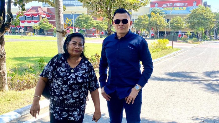 Sonya Manafe bersama Fransisco Bessie saat membuat laporan di Polda Jawa Timur.