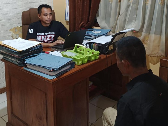 ST (56) pencuri motor warga Kecamatan Sukolilo, Kabupaten Pati, sedang menjalani pemeriksaan, Sabtu (20/7/2024).