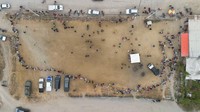 Foto udara panjangnya antrean warga yang akan menunjukan dokumen kepemilikan rumah yang sebelumnya dirampas geng narkoba.