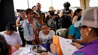 Pegawai pemerintah menerima dokumentasi dari warga yang membuktikan kepemilikan rumah mereka yang diduga dicuri oleh geng narkoba.