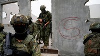 Tentara menyusuri gang-gang di pemukiman untuk memburu anggota geng narkoba.