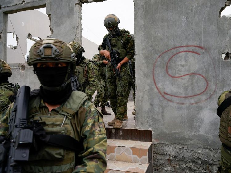 Tentara Ekuador Buru Geng Narkoba Perampas Rumah Warga