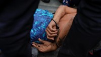 Sejumlah orang yang diduga anggota geng narkoba yang telah merampas rumah warga ditangkap.