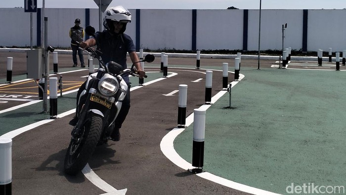 Tes praktik pengurusan SIM C1 di Satpas Pidie Jaya, Aceh. (Agus Setyadi/detikSumut)