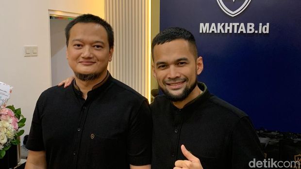 Teuku Wisnu jadi brand ambassador produk baju.