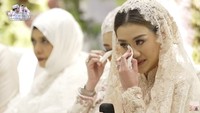 Aaliyah Massaid semakin terisak saat meminta maaf dan menceritakan perasaannya untuk mendiang Adjie Massaid. Foto: dok. Channel YouTube Thariq Halilintar