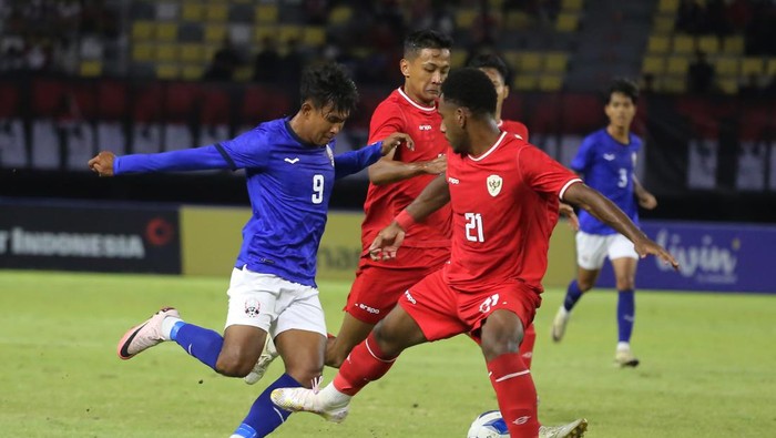 Pesepak bola Timnas Indonesia Kadek Arel Priyatna (4) berselebrasi usai mencetak gol ke gawang Timnas Kamboja dalam pertandingan penyisihan Grup A Piala ASEAN U-19 Boys Championship atau AFF U-19 di Stadion Gelora Bung Tomo, Surabaya, Jawa Timur, Sabtu (20/7/2024). ANTARA FOTO/Rizal Hanafi/sgd/tom.