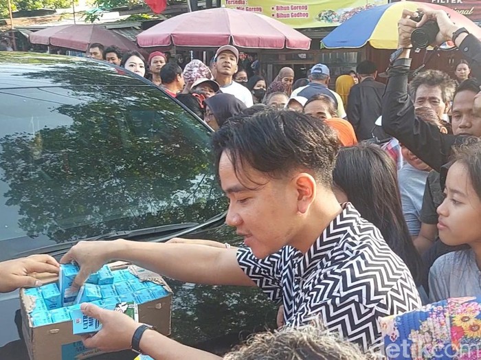 Wakil presiden terpilih Gibran Rakabuming Raka blusukan di Pasar BK Kota Semarang, Sabtu (20/7/2024) pagi.