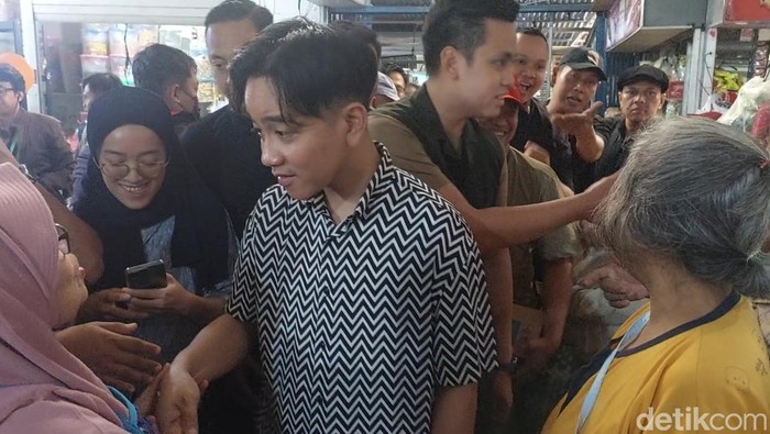 Wakil presiden terpilih Gibran Rakabuming Raka blusukan di Pasar BK Kota Semarang, Sabtu (20/7/2024) pagi.