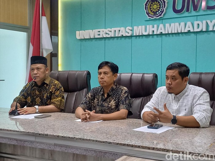 Wakil Rektor IV UMS Solo, Prof Em Sutrisna (tengah), saat konferensi pers di Gedung Siti Walidah UMS, Kecamatan Kartasura, Kabupaten Sukoharjo, Sabtu (20/7/2024).