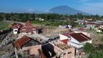 Warga Bangun Kembali Rumah yang Terdampak Lahar Dingin Gunung Marapi