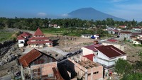 Data pemerintah nagari setempat menunjukkan terdapat sedikitnya 45 kepala keluarga yang rumahnya berada di zona merah terdampak bencana pada 11 Mei 2024 lalu, tapi warga mengaku masih belum mendapat kejelasan dari pemerintah kabupaten untuk relokasi termasuk jaminan kesejahteraan mereka dari aspek ekonomi, sosial, dan pendidikan.