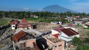 Warga Bangun Kembali Rumah yang Terdampak Lahar Dingin Gunung Marapi