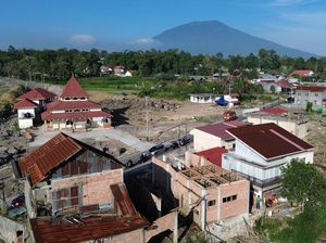 Warga Bangun Kembali Rumah yang Terdampak Lahar Dingin Gunung Marapi