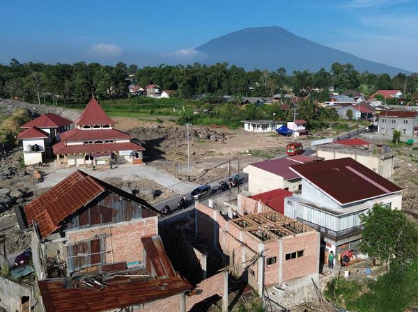 Warga Bangun Kembali Rumah yang Terdampak Lahar Dingin Gunung Marapi