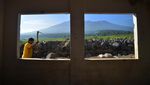 Warga Bangun Kembali Rumah yang Terdampak Lahar Dingin Gunung Marapi
